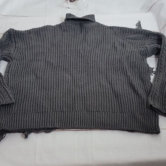 𝅺gray Free Generation Destructed Fringe Sweater with adorable details siz… - Picture 8 of 9